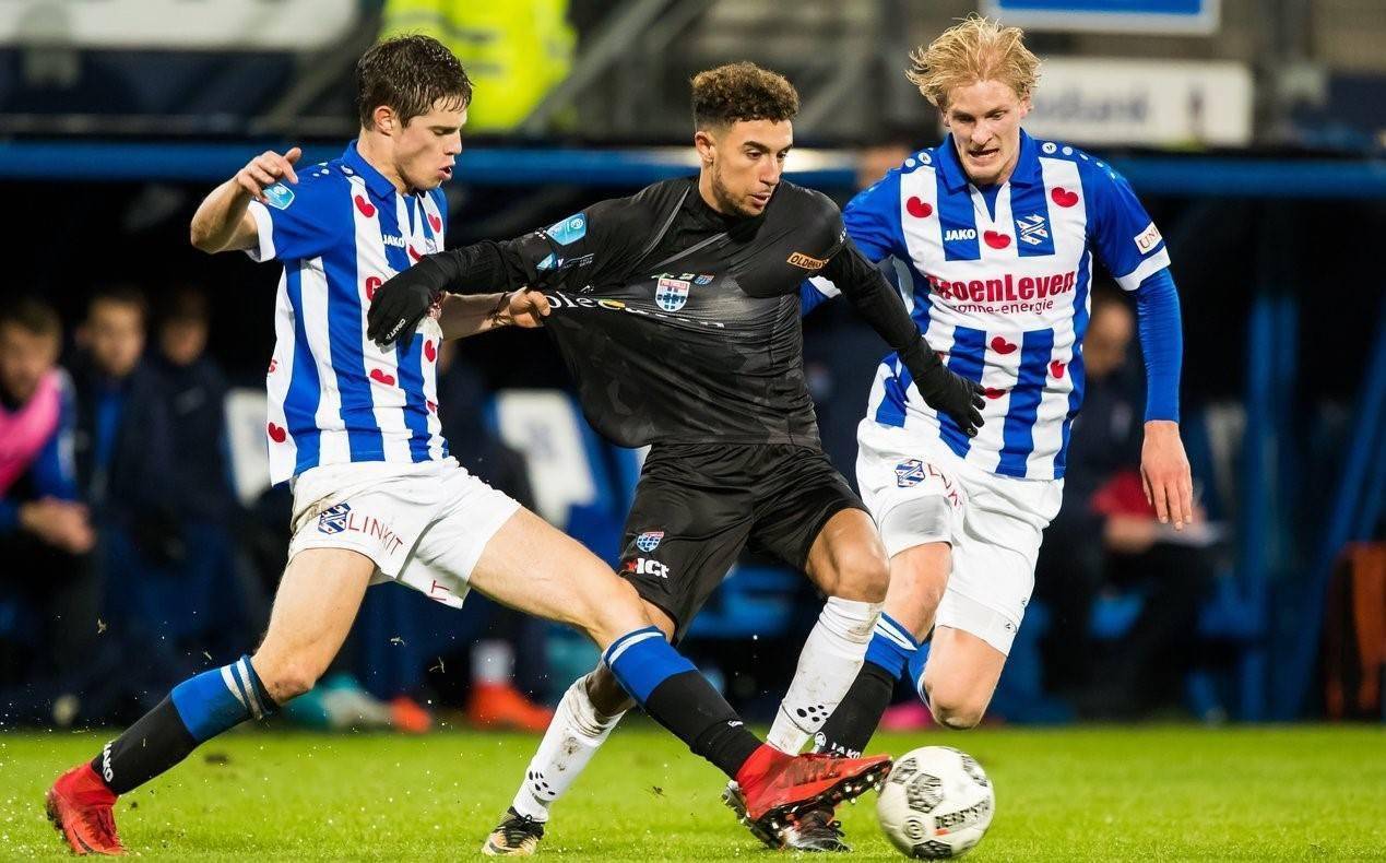 赖现有阵容 赖现有阵容