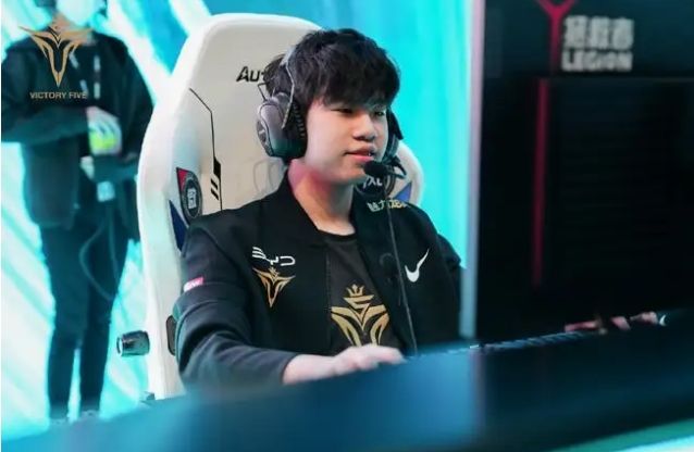 内外赛场上 内外赛场上