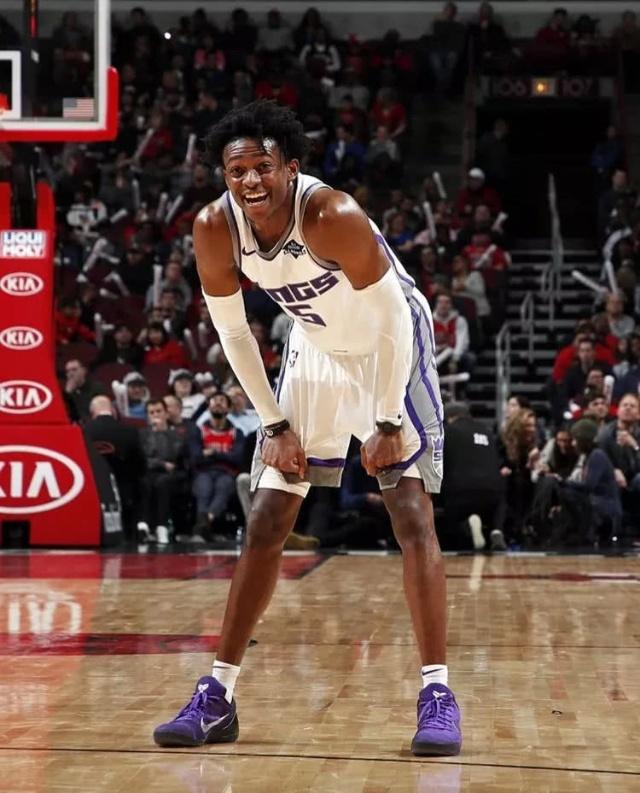 时隔34年维京队再夺挪超冠军，球迷冲入球场内疯狂庆祝